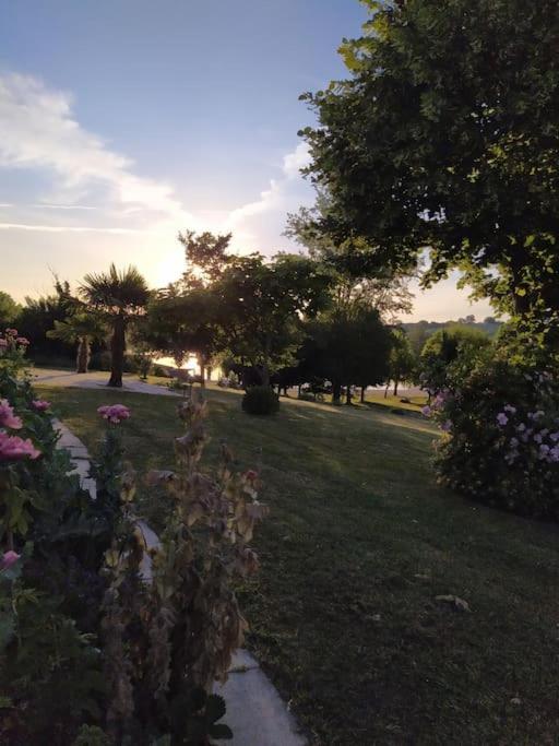 Grande Maison Avec Vue Sur Le Lac Saramon Extérieur photo